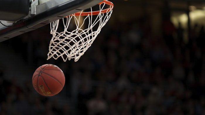 NBA季后赛关键场次直播画面，球员正在执行罚球